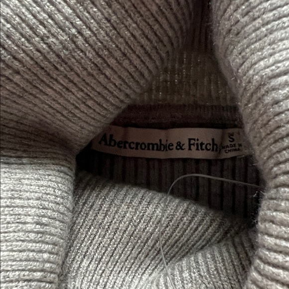Abercrombie and Fitch Gray Ribbed Turtleneck Sweater - Picture 4 of 4